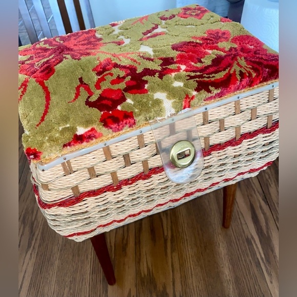 Floral Woven Home Accent Stool-Basket for sewing 🧵 Vintage (1960’s) - Picture 3 of 10
